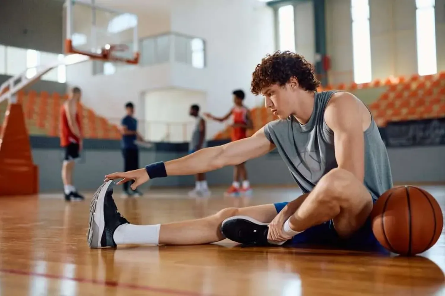 Best exercises for basketball players showing a player doing explosive lunges and jumping